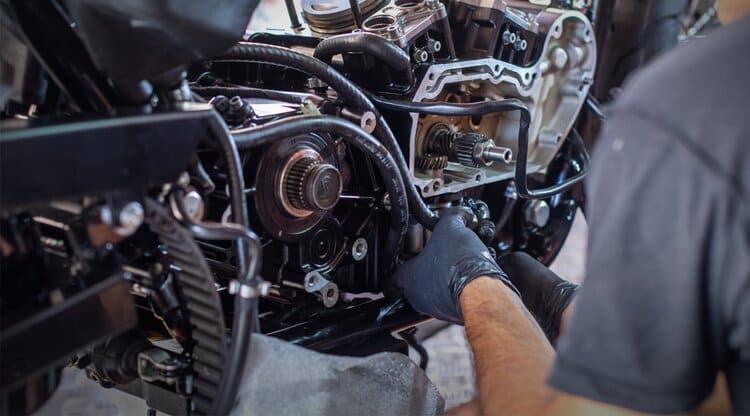 mecánico anotando las reparaciones a hacer en una moto
