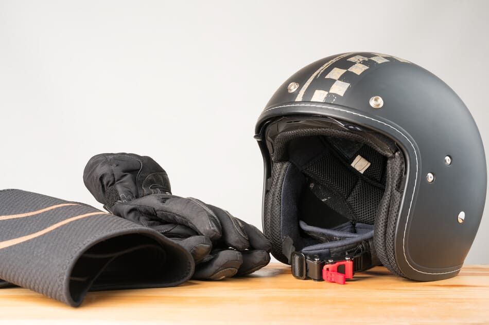 casco, guantes y protecciones de moto